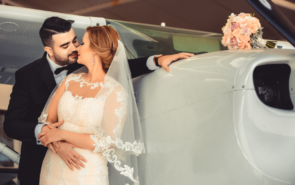 жених и невеста с самолетом